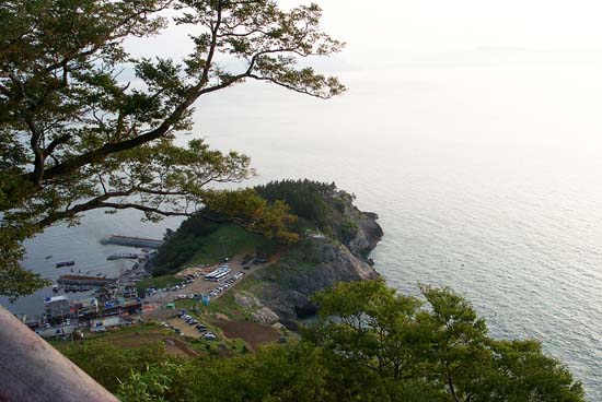 금오산 한 끝은 마치 거북이가 물이라도 먹기 위해 머리를 바다로 향하고 있는 형상이다. 